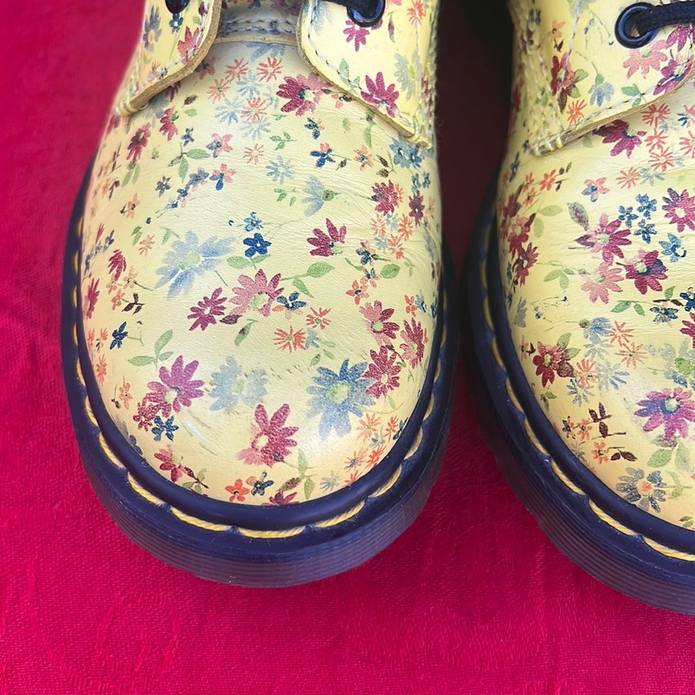🌼 Dr. Martens Sunshine Yellow Daisy Floral 1460 Boots 🌼 - Picture 14 of 17